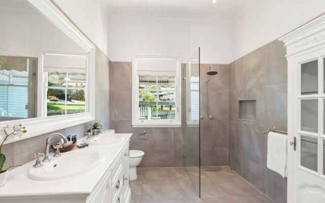 Family Home in Balmoral - Family Stays