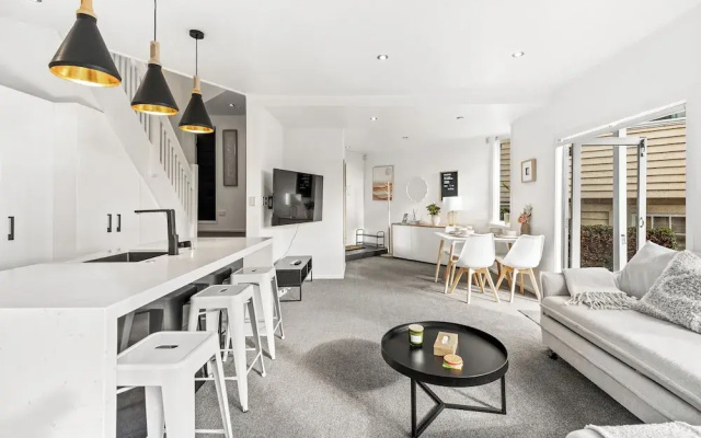 Charming 2BR Home Near City & Bay by Zodiak Stays