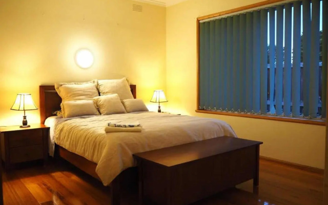 Rosebud Beachhouse Across from Beach