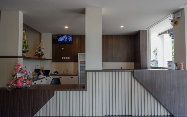 RedDoorz Plus near Solo Baru