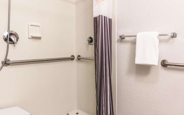 La Quinta Inn & Suites by Wyndham Orlando Airport North