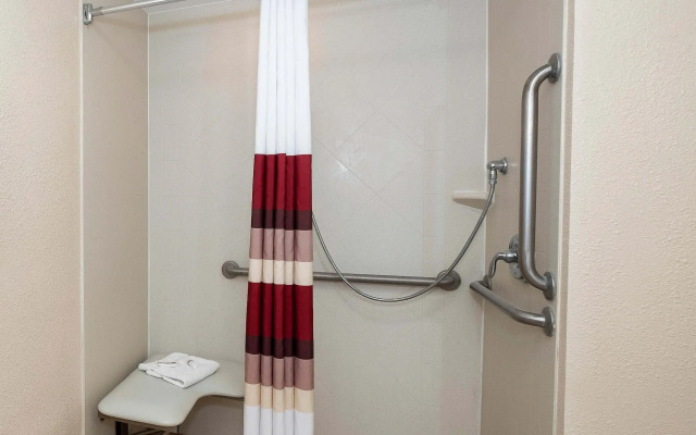 Red Roof Inn Clyde