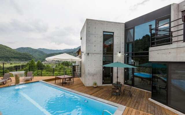 Asamo poolvilla