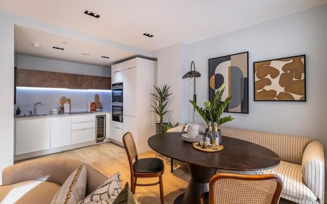 Luxury apartment in central London with private balcony