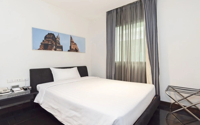 Silver Living Phrom Phong by Favstay