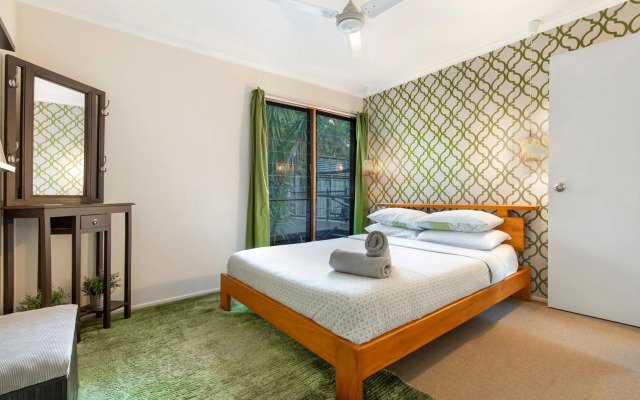 Cool Noosa Home. Central location. A/C. Gym. WIFI. Netflix