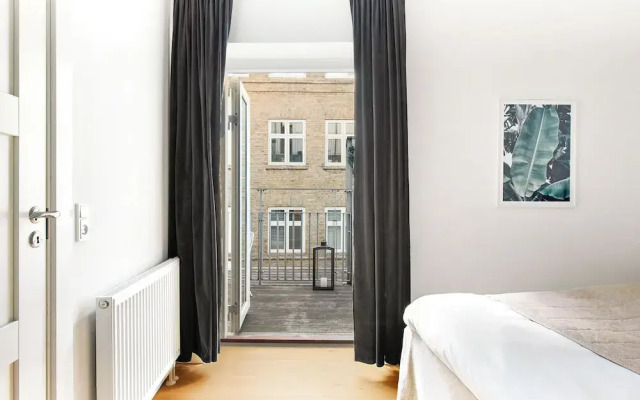 Sanders Leaves - Charming 3-bdr Apt With City View