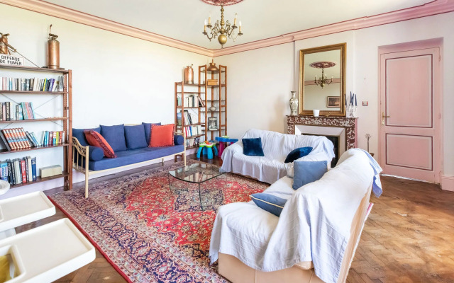 Attractive castle in Cezac with private pool