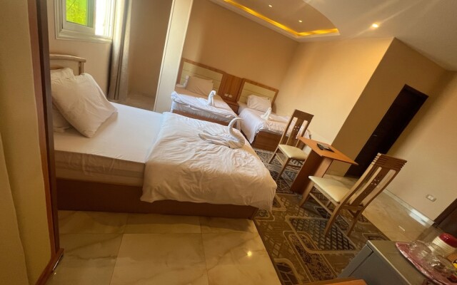 Grand Pyramids View Guesthouse