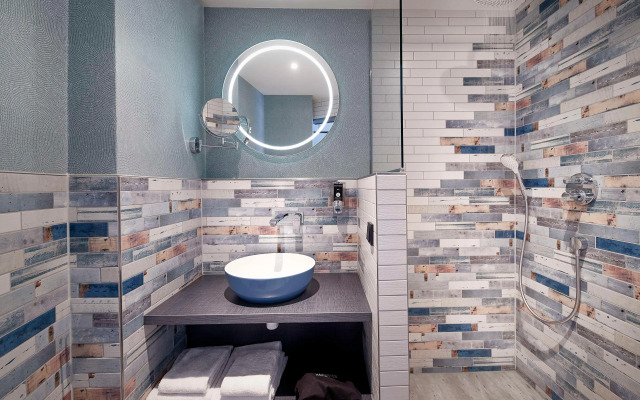 Отель DoubleTree by Hilton Rotterdam Centre