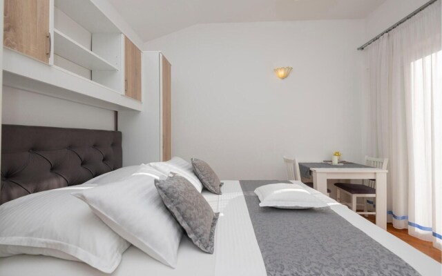 Amazing Apartment in Tucepi With Wifi