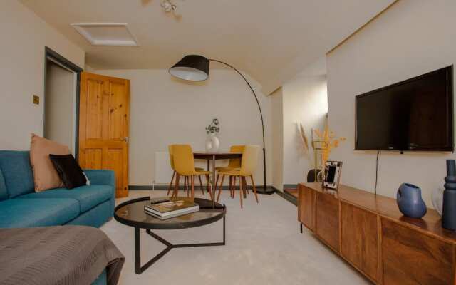 The Crescent Moon - Elegant 1BDR Flat