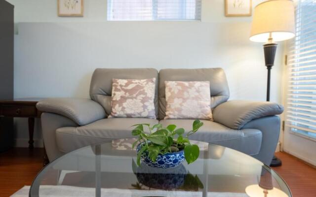 Adorable 1-bedroom suit with independent entrance