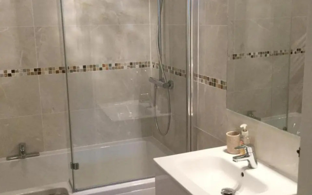 5, Sandleigh Apartment