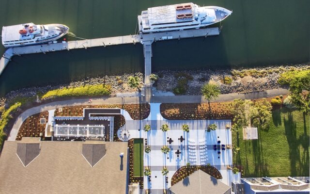 DoubleTree by Hilton Hotel Berkeley Marina