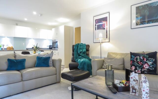 Tudors eSuites Apartment with 4 Beds