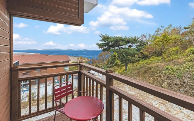 Ganghwa Marinpaibeu Pulbilra Gajok Pension