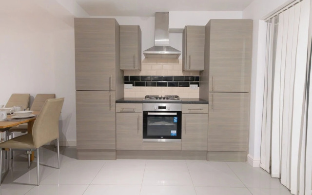 D'luxe 5 Beds Home in Isleworth London