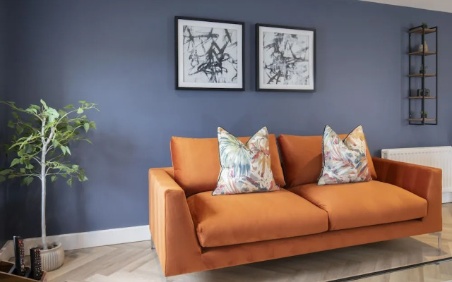 Elliot Oliver - Luxury 3 Bedroom Town Centre Apartment With Parking