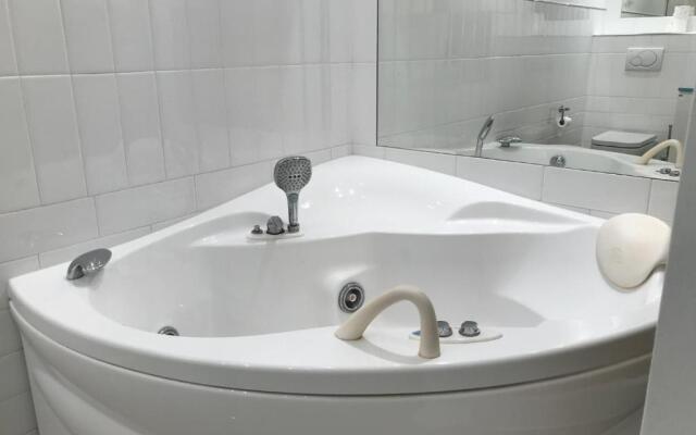 T2 45m Front de Mer Climatisation Jacuzzi