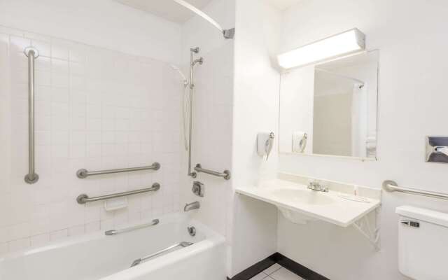 Super 8 by Wyndham Bloomington/Normal