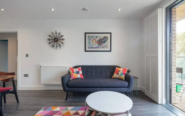 Stylish 2BD With Views of the River Lea