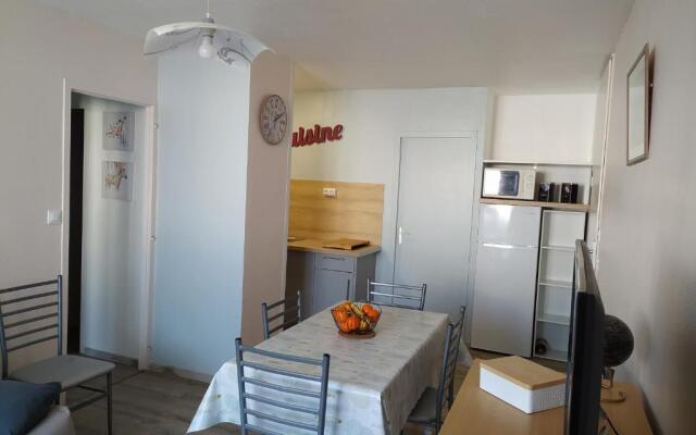 Appartement restauré à 50 m de la plage