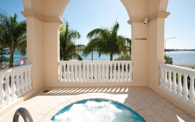 Grand Hotel Apartments Gold Coast by owner