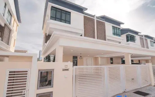 Muji Style 5BR Ferringhi Beach House 15Pax 1