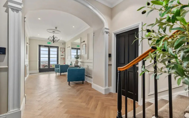 3 Croft House - Beach Front Sea Views Parking