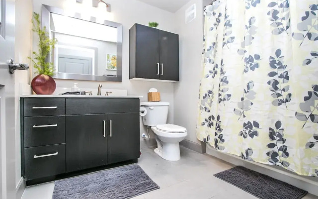 Rooftop Pool-Close 2 Shops-Dining-C4419