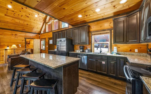 Mountain Skyy 3 Bedroom Cabin by RedAwning