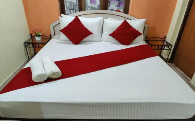 Oyo 87132 Mahamaya Holiday Inn