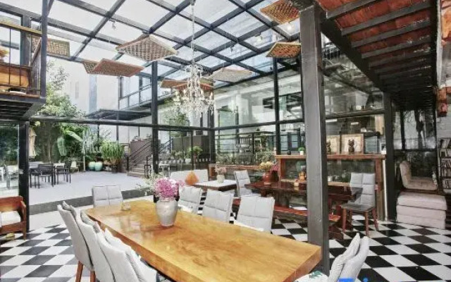 I have a mountain and sea courtyard