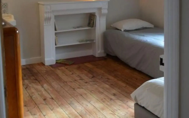 4 Family Home, Walking Distance to the Beach