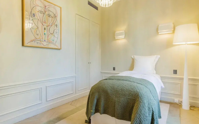 Luxury Mansion With Garden in Heart of Neuilly