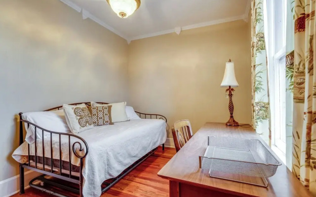 Walk to Garden & Restaurants: Zanesville Apartment
