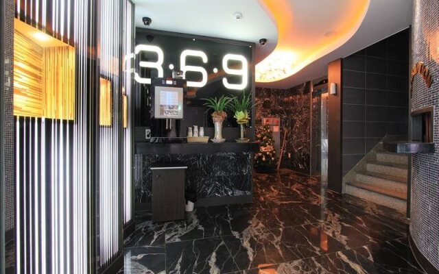 Hotel 369