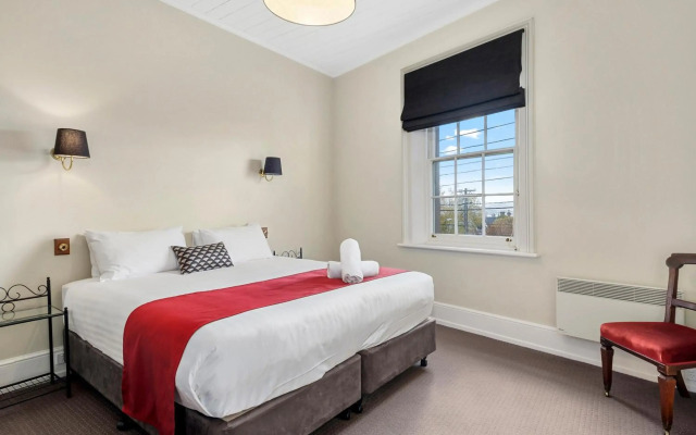 Cromwell Apartment - 3 Red Doors Battery Point