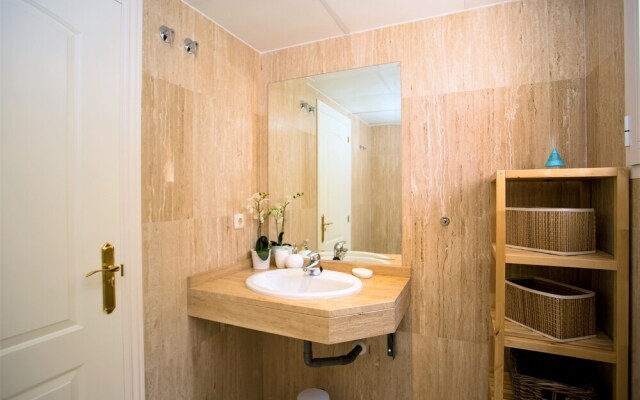 Delightful 2 Bed Apartment with sea views PW10