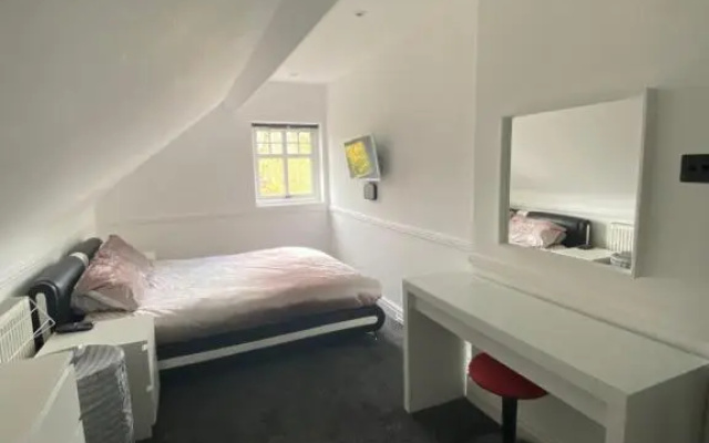 Pristine 2 bedroom apartment with off street parking