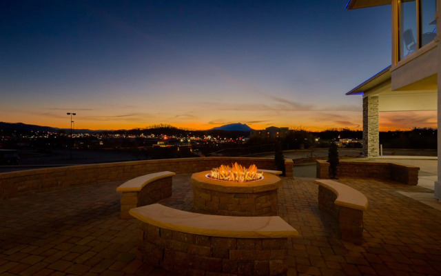 Holiday Inn Express and Suites Pigeon Forge Sevierville by IHG