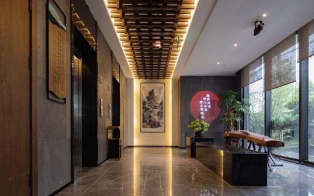Qianna Hotel (Xi'an Bell Tower Huimin Street Subway Station)
