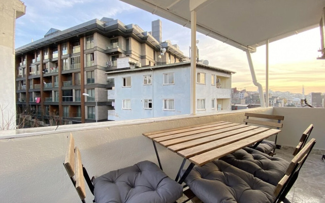 Central and Charming Flat With Balcony in Sisli