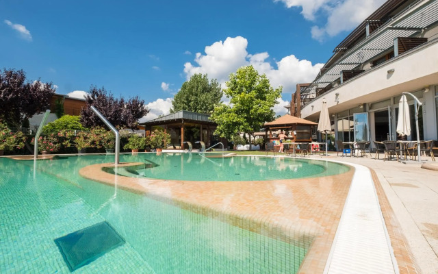 Hotel Golden Lake Resort