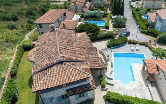 Vila Amyra With Pool