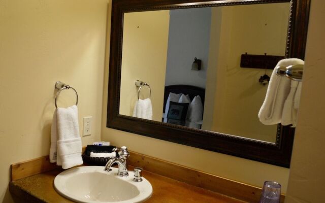 Glacier Guides Lodge