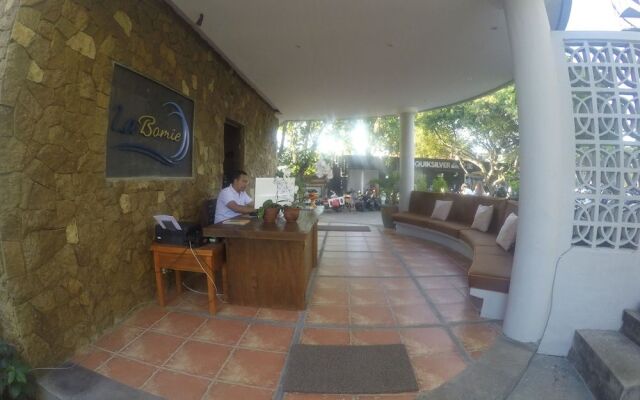 LaBomie Uluwatu