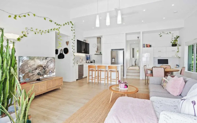 Hillside in the heart of Burleigh