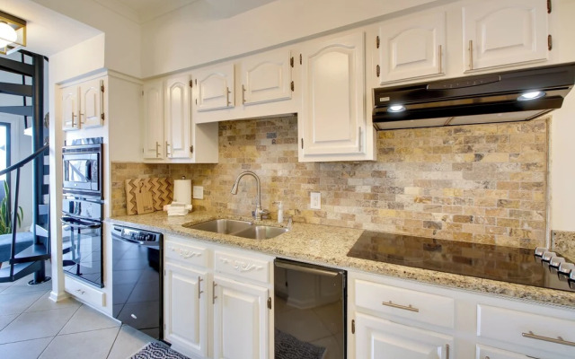 Million-dollar Views: Condo on Lake Hamilton!